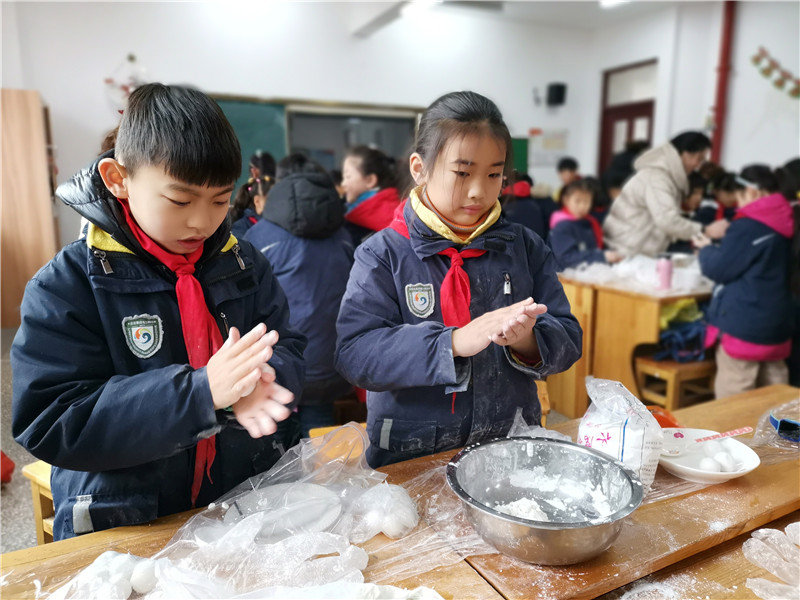 小手拉大手   共度元宵节