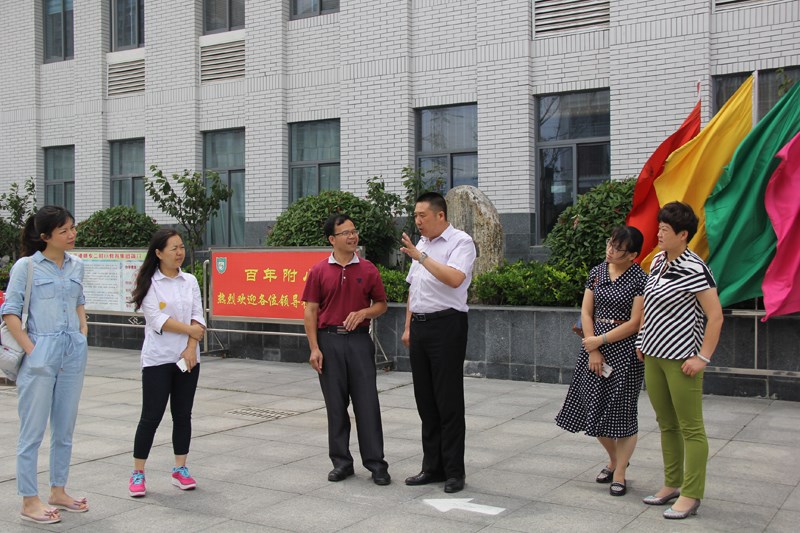 《小学教学参考》主编韦雄一行莅临师专二附小指导工作