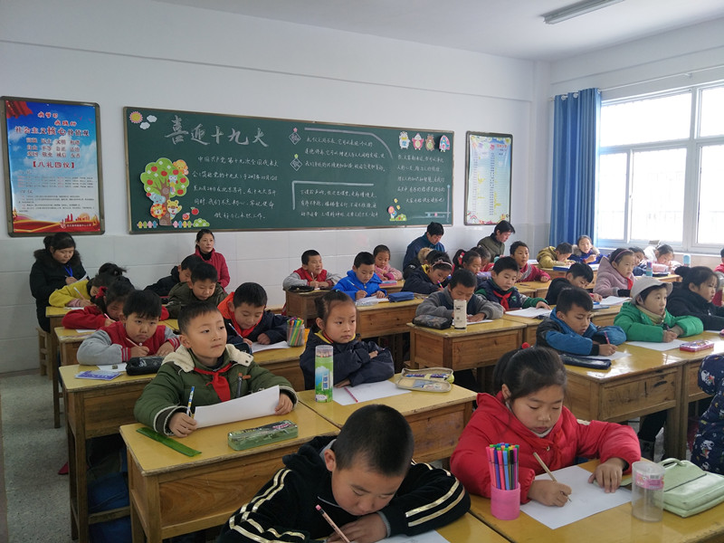 高举十九大旗帜，我校教师走进海州区南城小学开展校际交流活动