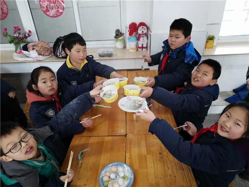 小手拉大手   共度元宵节