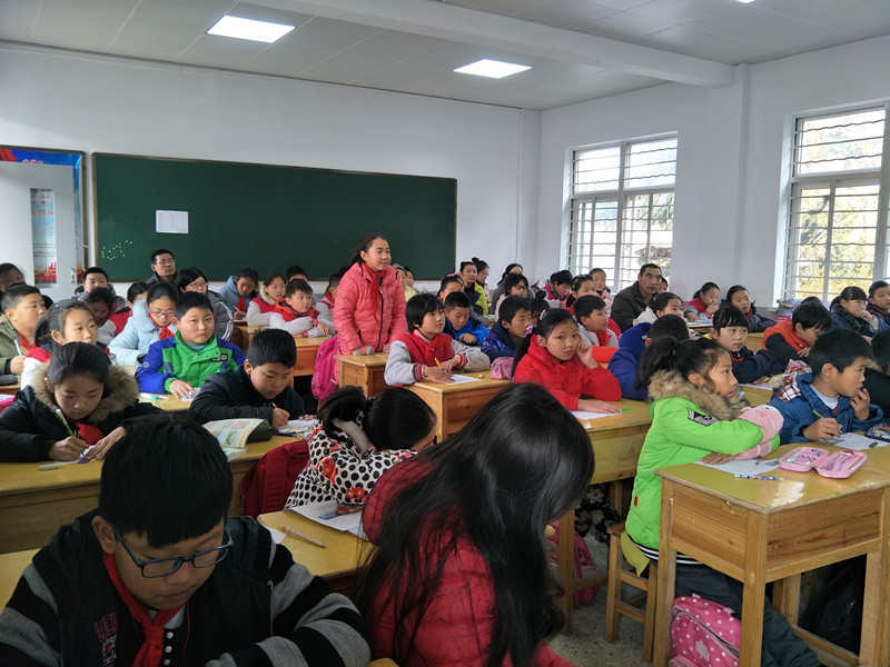 高举十九大旗帜，我校教师走进海州区南城小学开展校际交流活动
