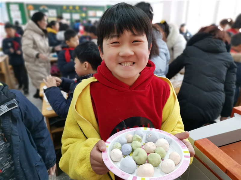 小手拉大手   共度元宵节