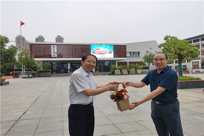 盈盈鲜花赠园丁 浓浓敬意献师长  ——师专二附小举行教师节系列庆祝活动