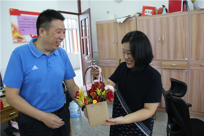 盈盈鲜花赠园丁 浓浓敬意献师长  ——师专二附小举行教师节系列庆祝活动